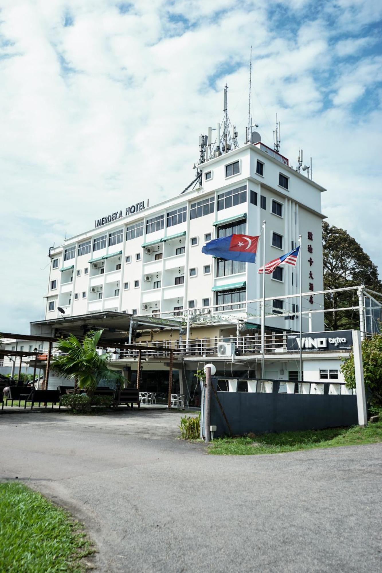 Merdeka Hotel Keluang Ngoại thất bức ảnh