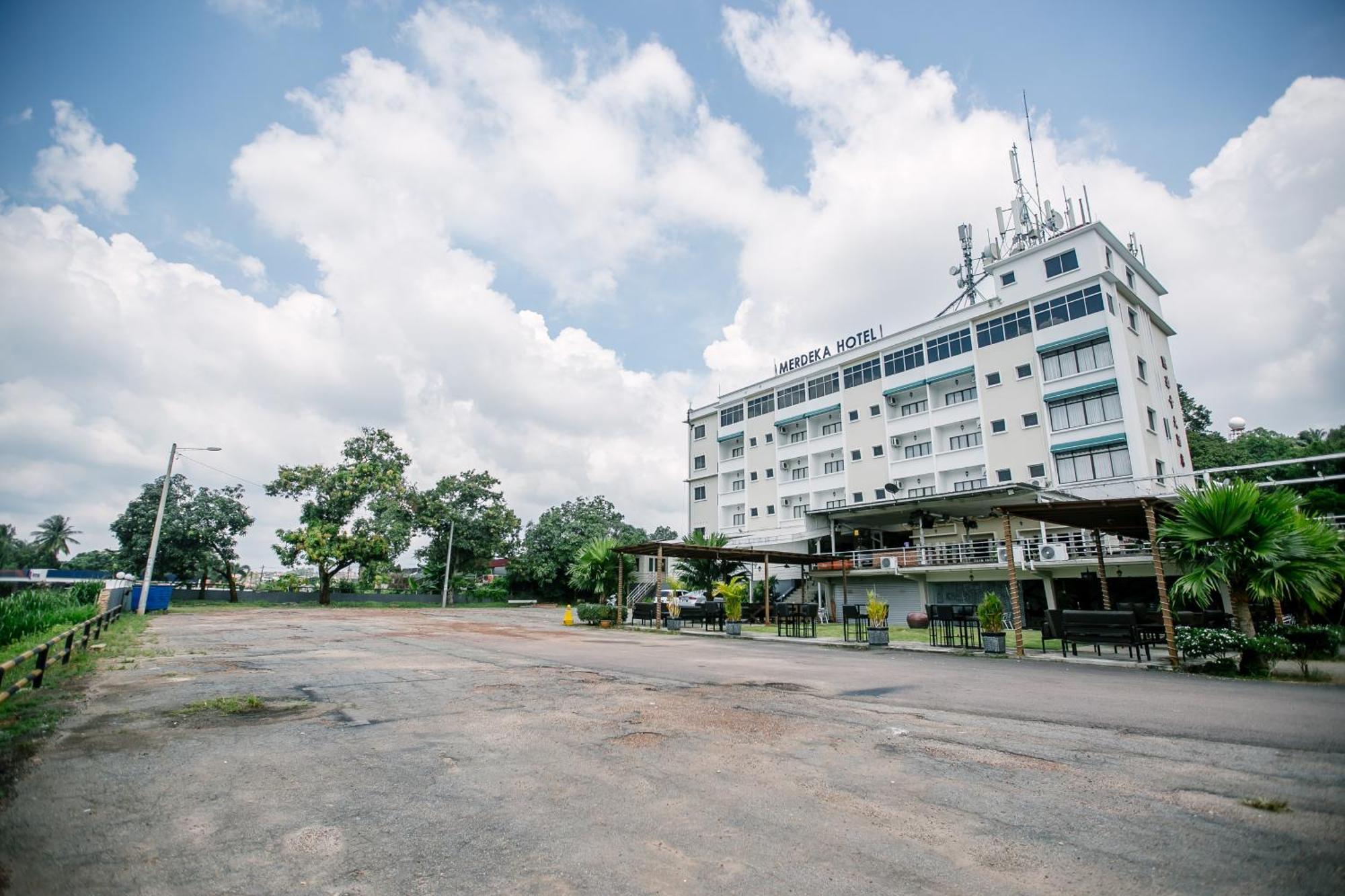 Merdeka Hotel Keluang Ngoại thất bức ảnh