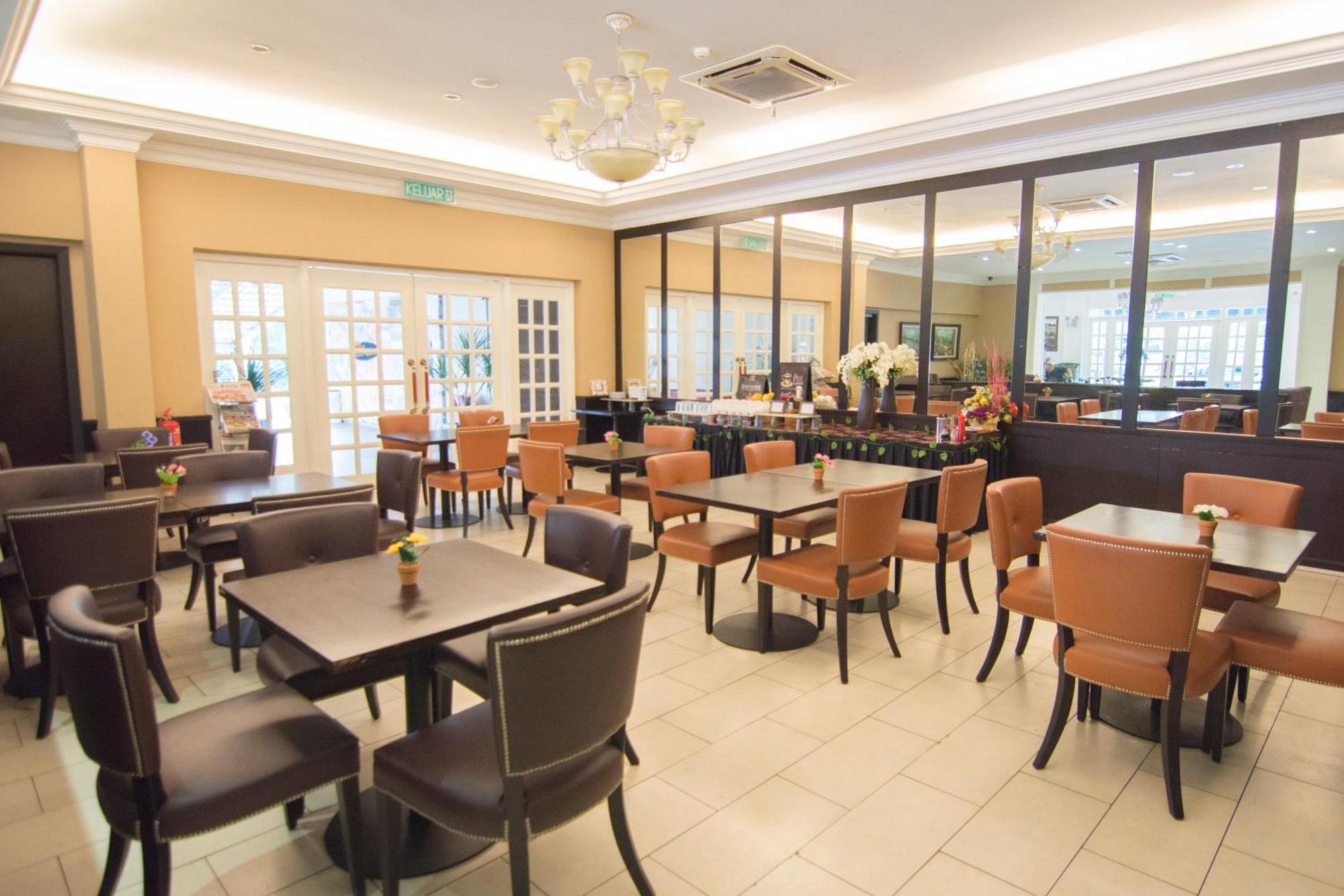 Merdeka Hotel Keluang Ngoại thất bức ảnh