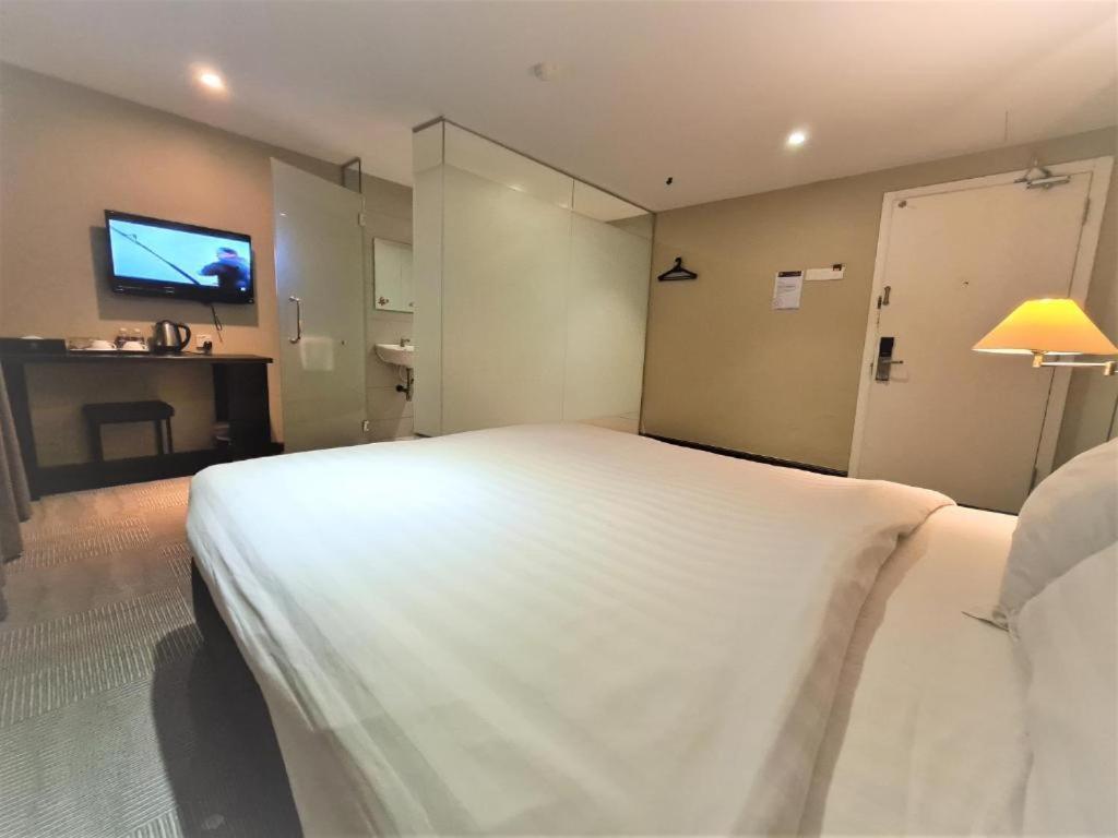Merdeka Hotel Keluang Ngoại thất bức ảnh