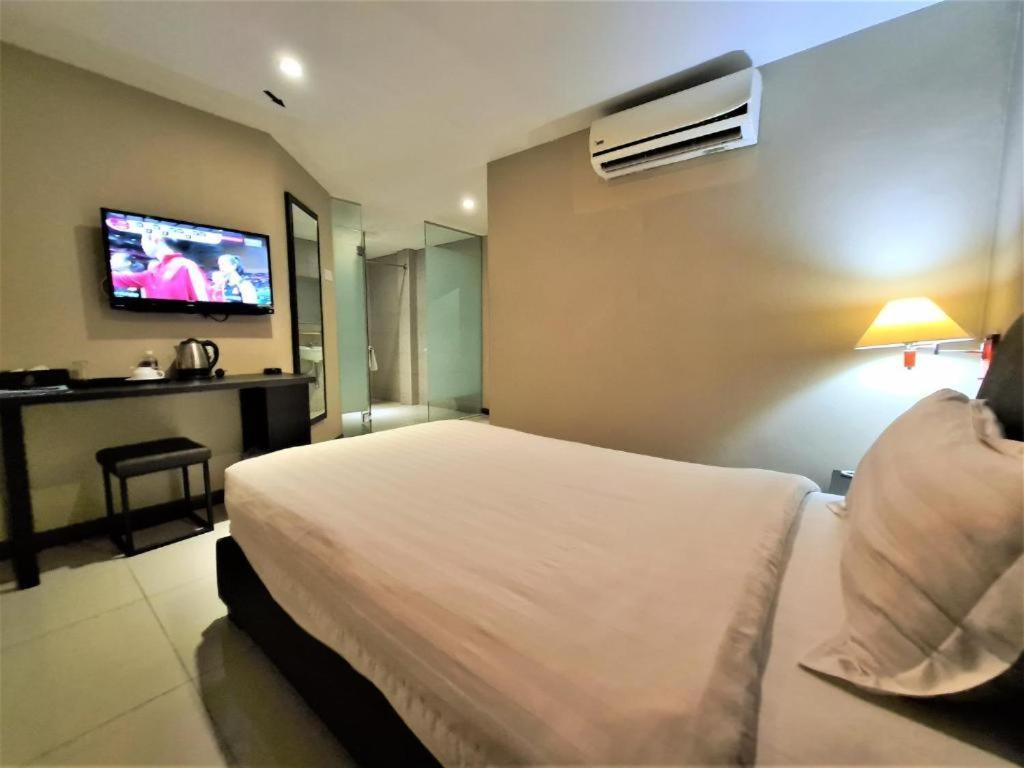 Merdeka Hotel Keluang Ngoại thất bức ảnh