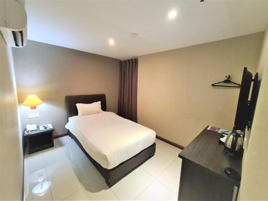 Merdeka Hotel Keluang Ngoại thất bức ảnh