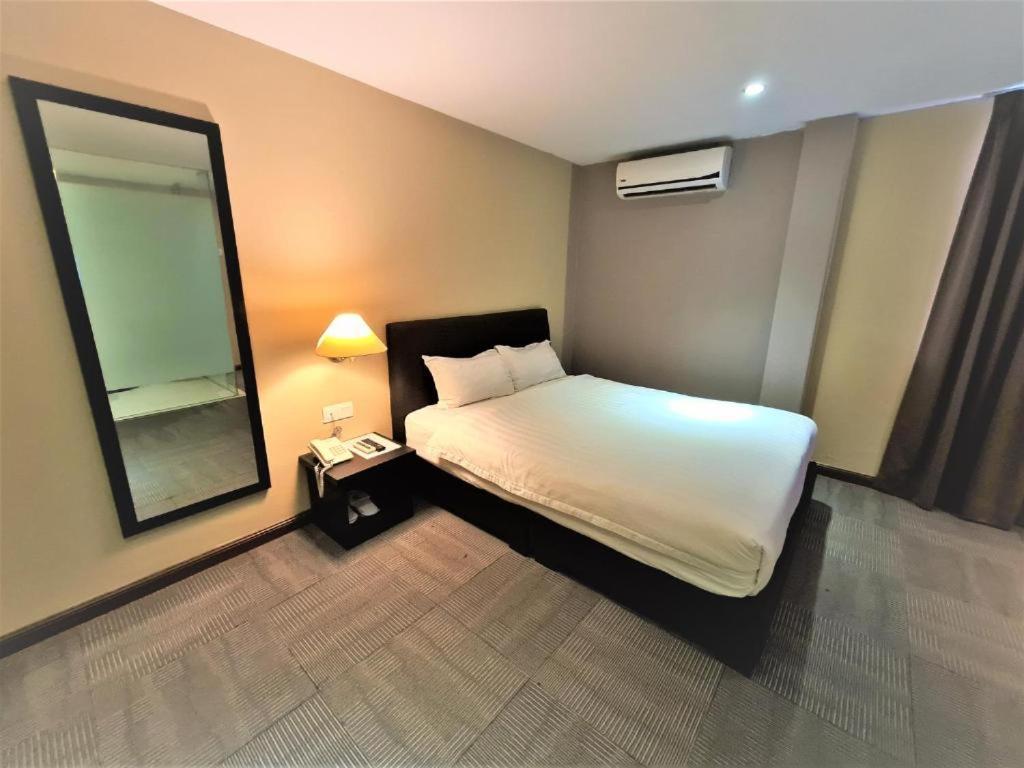 Merdeka Hotel Keluang Ngoại thất bức ảnh