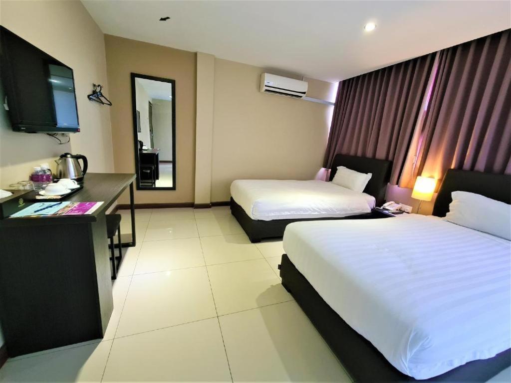 Merdeka Hotel Keluang Ngoại thất bức ảnh