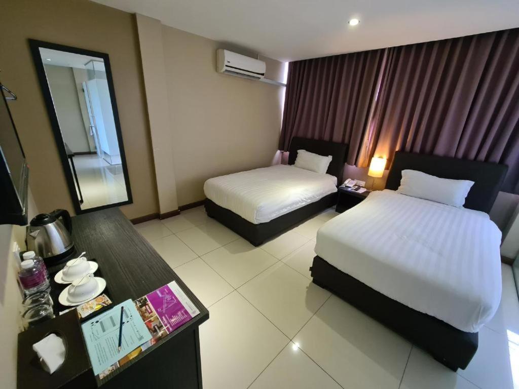 Merdeka Hotel Keluang Ngoại thất bức ảnh