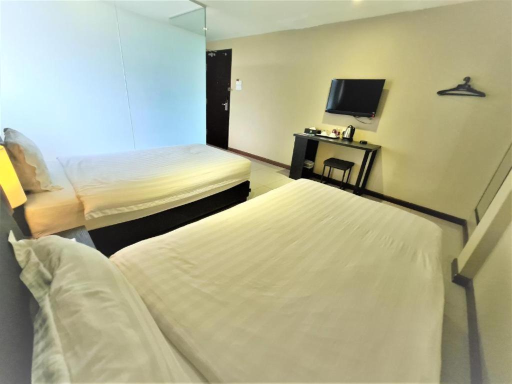 Merdeka Hotel Keluang Ngoại thất bức ảnh