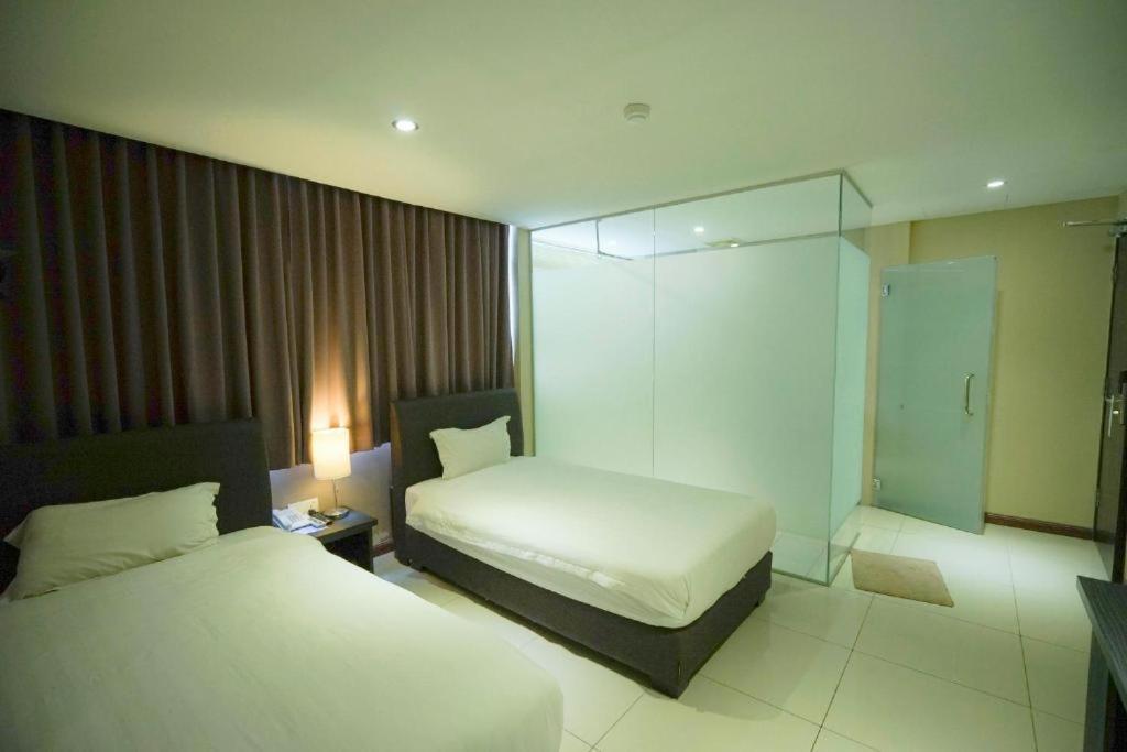 Merdeka Hotel Keluang Ngoại thất bức ảnh