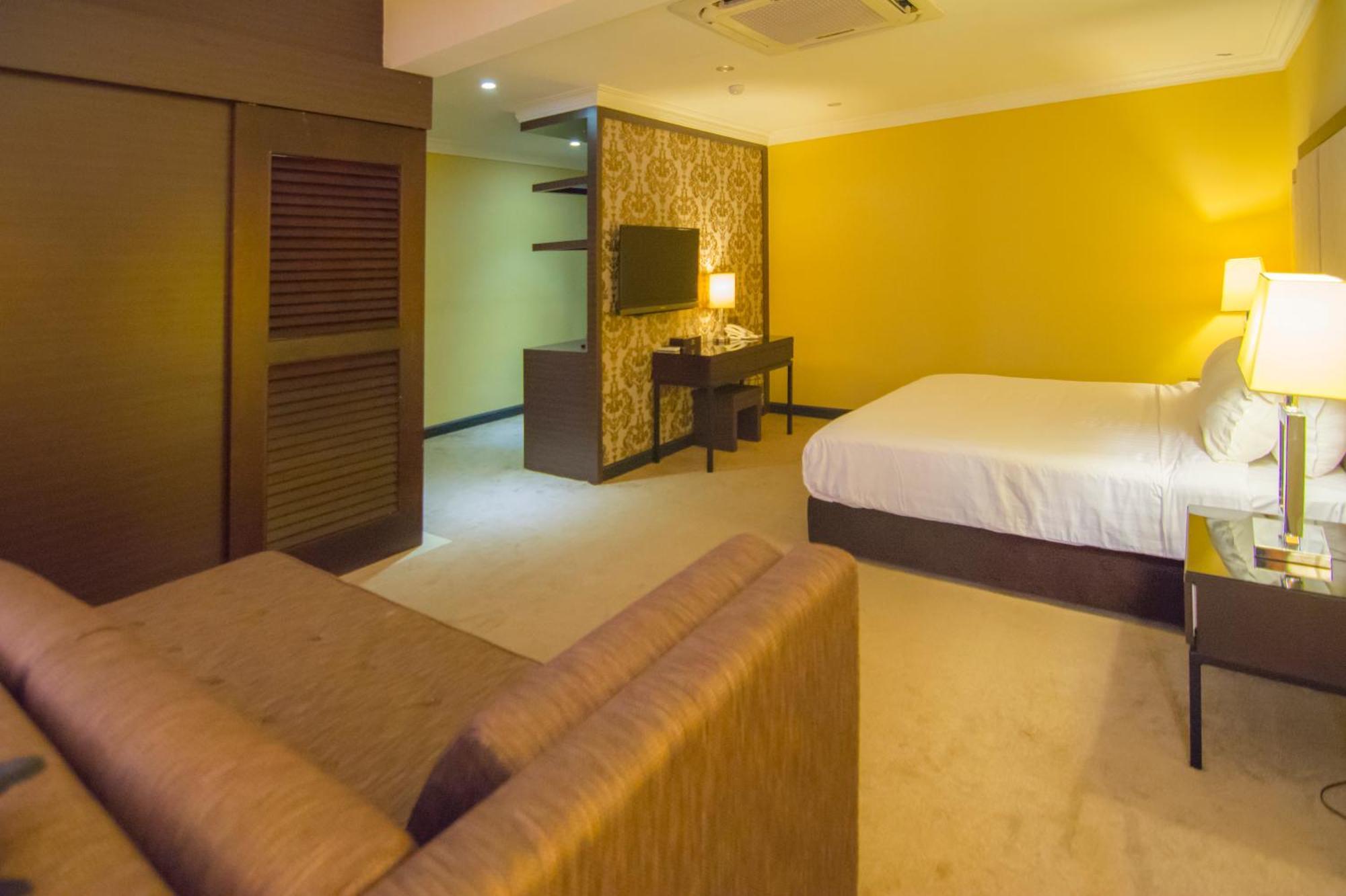 Merdeka Hotel Keluang Ngoại thất bức ảnh