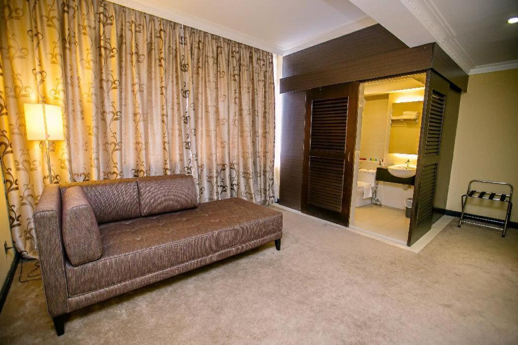 Merdeka Hotel Keluang Ngoại thất bức ảnh