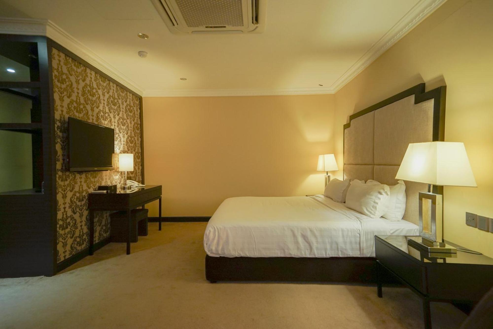 Merdeka Hotel Keluang Ngoại thất bức ảnh