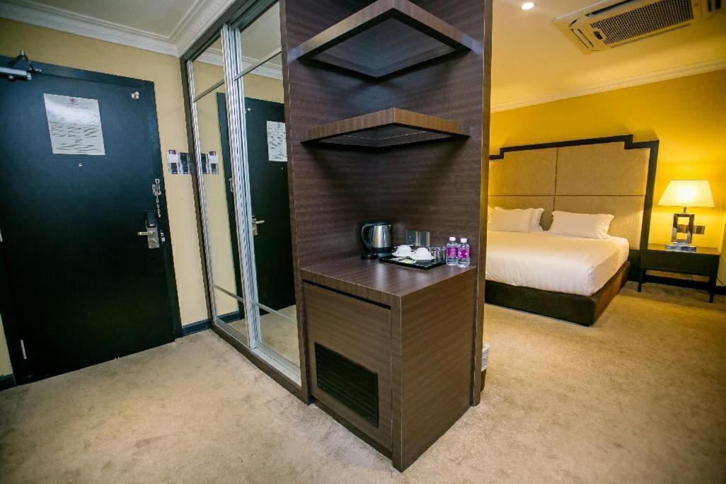 Merdeka Hotel Keluang Ngoại thất bức ảnh