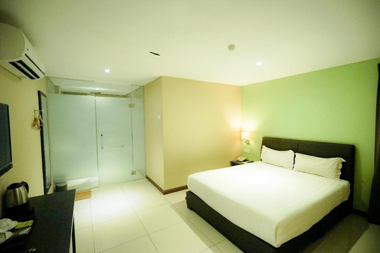 Merdeka Hotel Keluang Ngoại thất bức ảnh