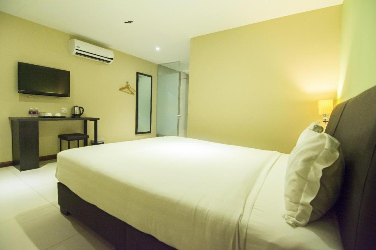 Merdeka Hotel Keluang Ngoại thất bức ảnh