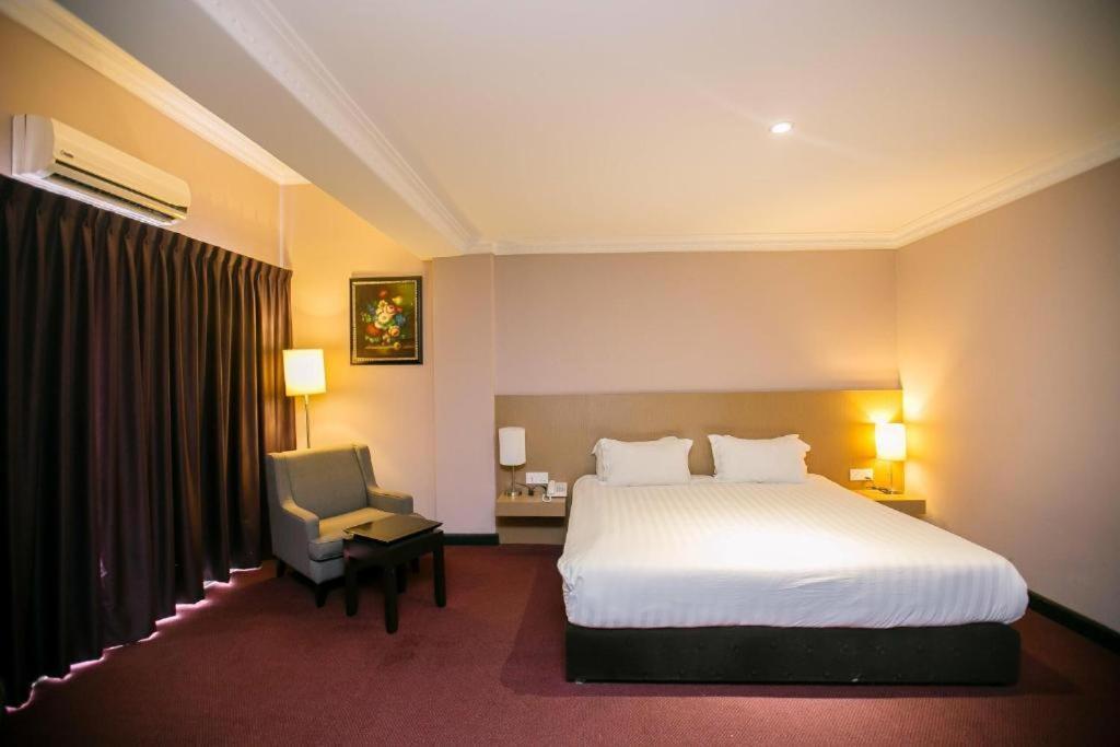 Merdeka Hotel Keluang Ngoại thất bức ảnh