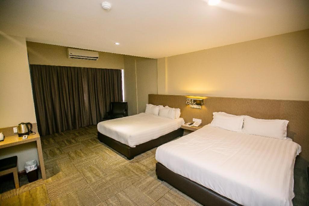 Merdeka Hotel Keluang Ngoại thất bức ảnh