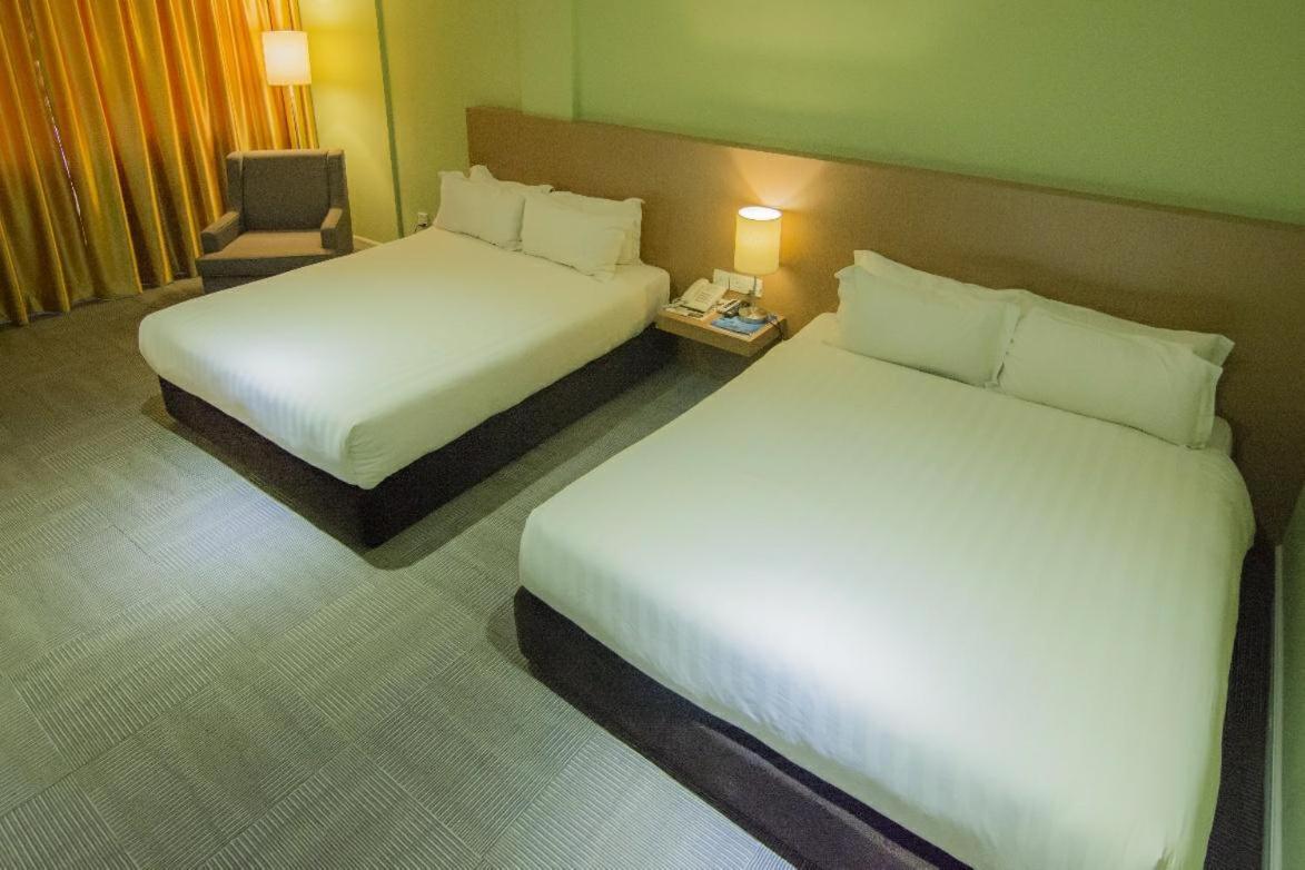 Merdeka Hotel Keluang Ngoại thất bức ảnh