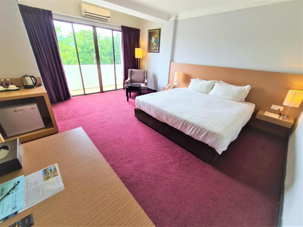 Merdeka Hotel Keluang Ngoại thất bức ảnh