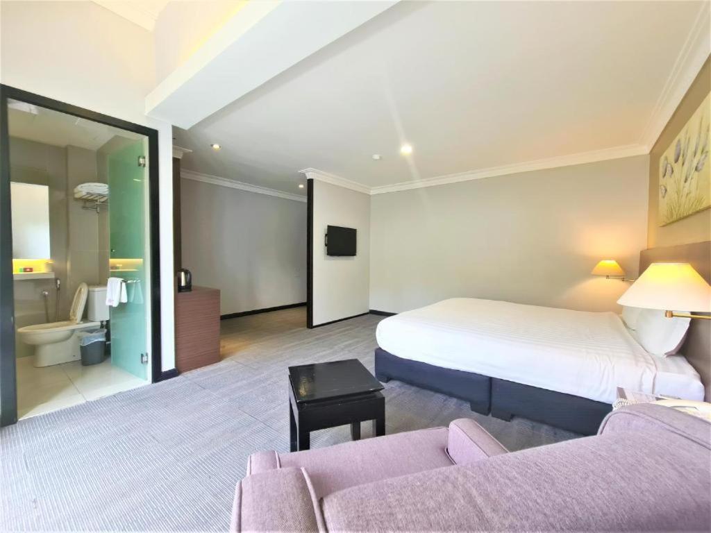 Merdeka Hotel Keluang Ngoại thất bức ảnh