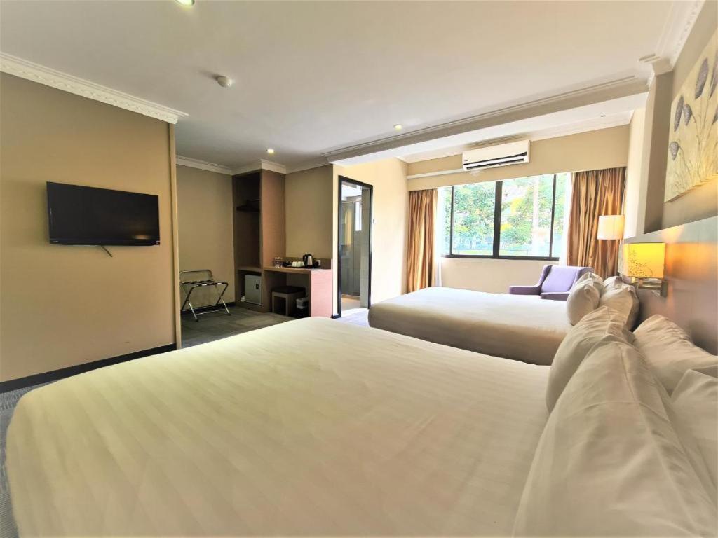 Merdeka Hotel Keluang Ngoại thất bức ảnh