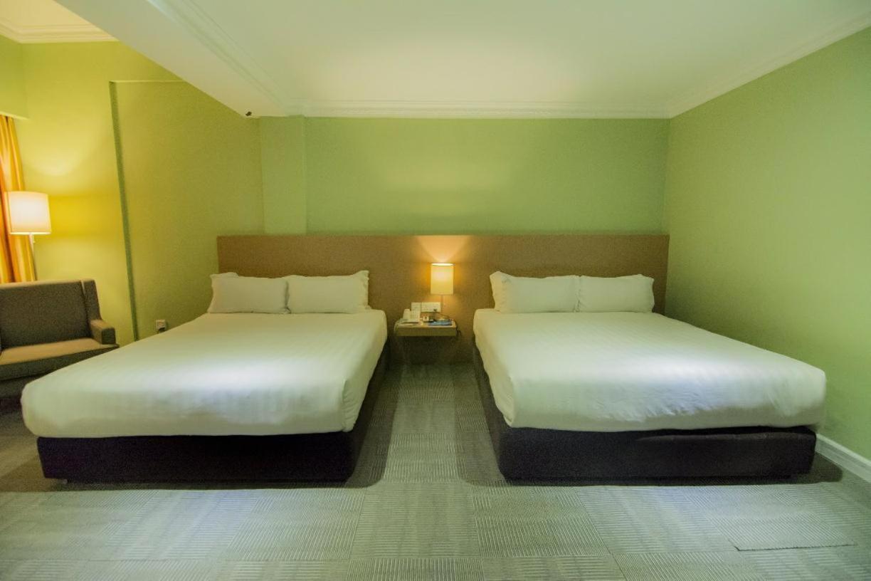 Merdeka Hotel Keluang Ngoại thất bức ảnh