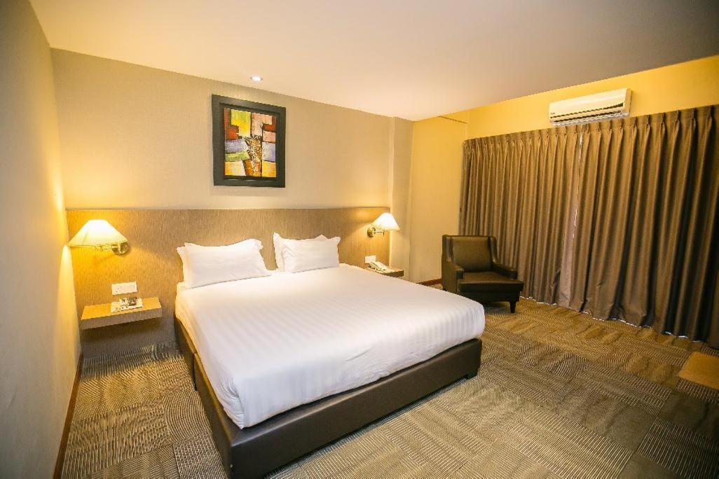 Merdeka Hotel Keluang Ngoại thất bức ảnh