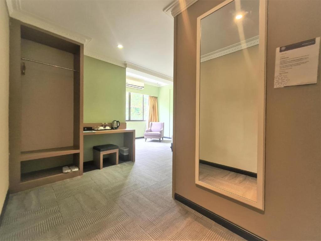 Merdeka Hotel Keluang Ngoại thất bức ảnh