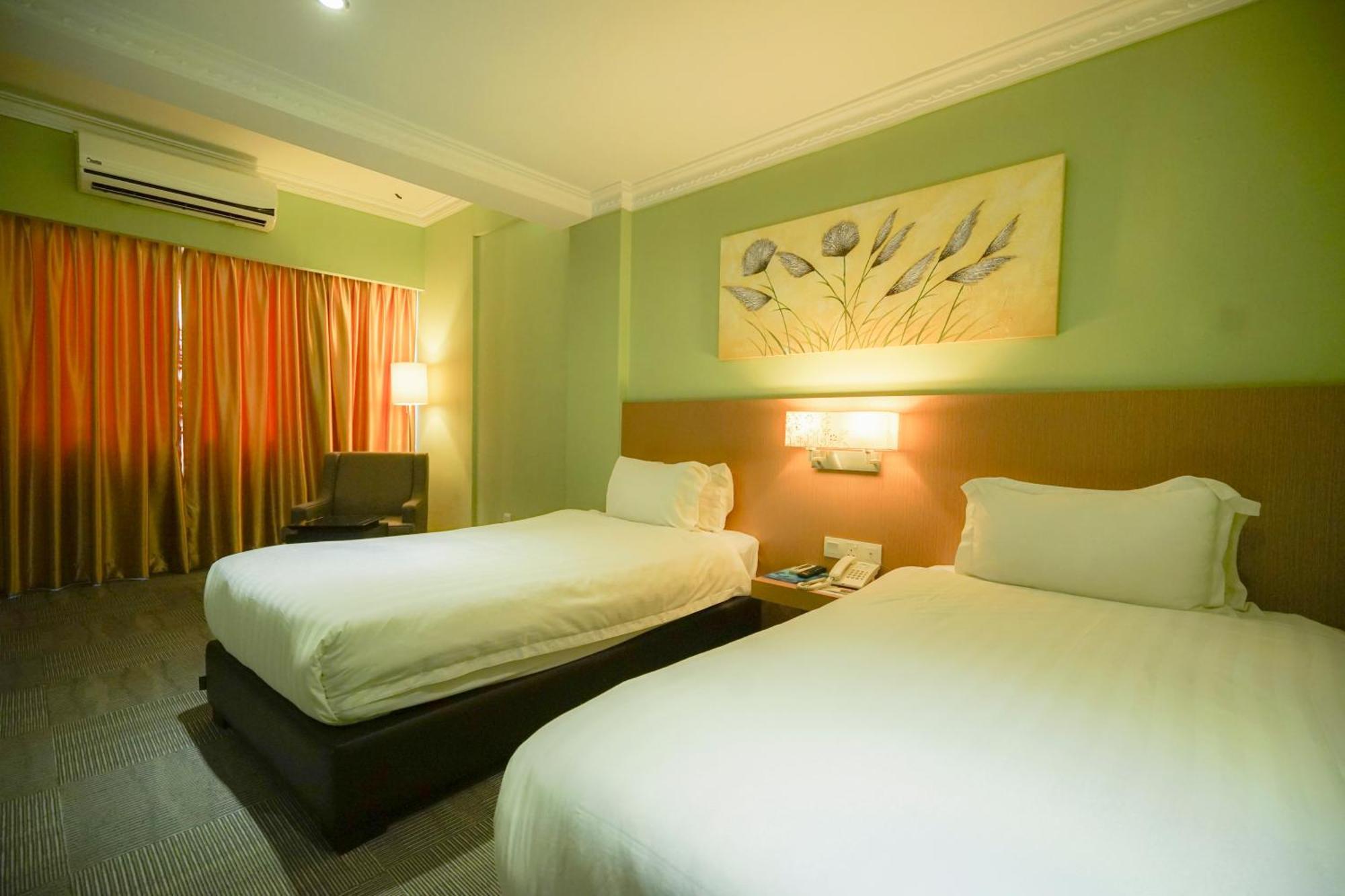 Merdeka Hotel Keluang Ngoại thất bức ảnh