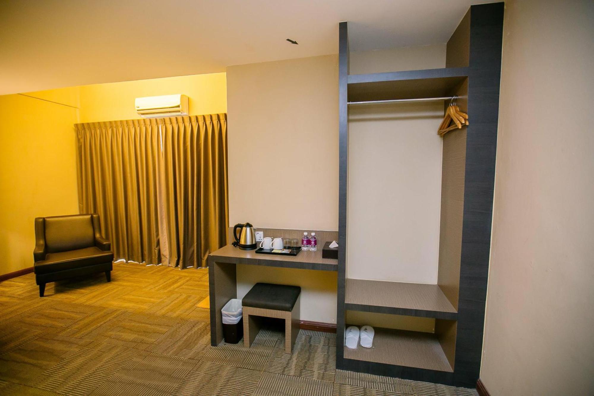 Merdeka Hotel Keluang Ngoại thất bức ảnh